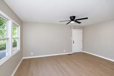 843 Navajo Drive, Carpentersville, IL 60110 - Photo 5