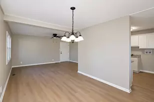 843 Navajo Dr, Carpentersville, IL 60110 - Photo 9