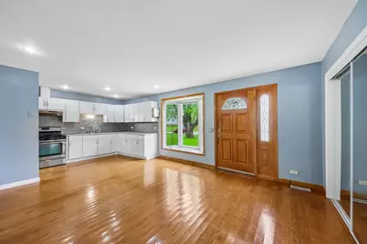 670 Lakeview Lane, Hoffman Estates, IL 60169 - Photo 11