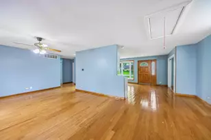 670 Lakeview Ln, Hoffman Estates, IL 60169 - Photo 13
