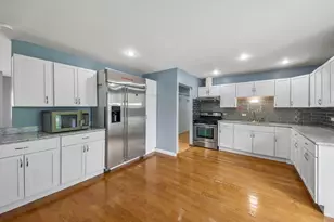 670 Lakeview Ln, Hoffman Estates, IL 60169 - Photo 7