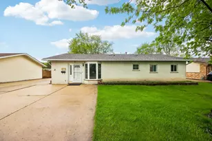 670 Lakeview Ln, Hoffman Estates, IL 60169 - Photo 1