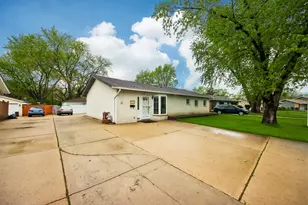670 Lakeview Ln, Hoffman Estates, IL 60169 - Photo 3