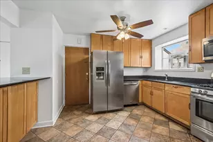 7536 N Ridge Blvd, Chicago, IL 60645 - Photo 7