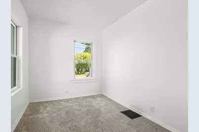 655 W Clark Street, Freeport, IL 61032 - Photo 19