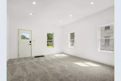 655 W Clark Street, Freeport, IL 61032 - Photo 7