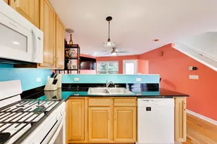 2011 W Chase Ave, Chicago, IL 60645 - Photo 9