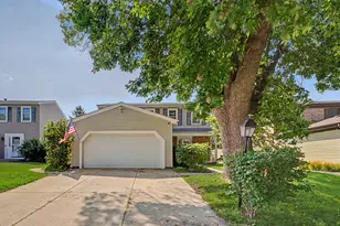 520 Dover Dr, Roselle, IL 60172 - Photo 1