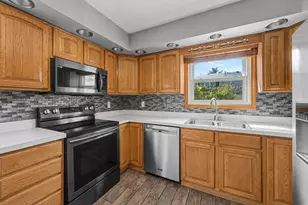520 Dover Dr, Roselle, IL 60172 - Photo 9