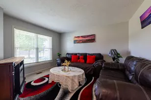 302 Goldenrod Dr, Savoy, IL 61874 - Photo 3