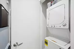110 W Superior St, Chicago, IL 60654 - Photo 23