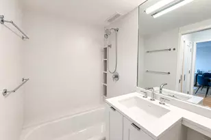 1460 N Sandburg Terrace, Chicago, IL 60610 - Photo 19