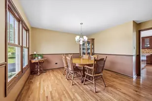 39W261 Hemlock Dr, Saint Charles, IL 60175 - Photo 7