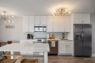 1355 N Sandburg Terrace, Chicago, IL 60610 - Photo 5