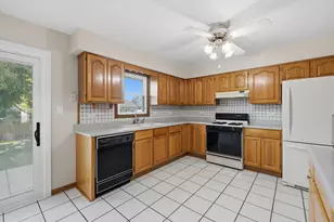 10S221 Suffield Dr, Downers Grove, IL 60516 - Photo 3