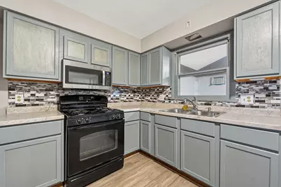 746 Schomer Avenue, Aurora, IL 60505 - Photo 7