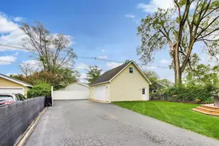 817 S Spring Rd, Elmhurst, IL 60126 - Photo 3