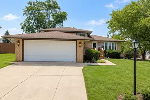 8808 S 85th Ct, Hickory Hills, IL 60457 - Photo 1