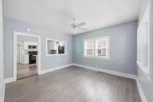 422 S 10th St, Dekalb, IL 60115 - Photo 5