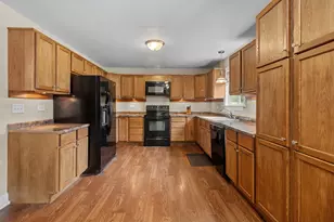 212 Galvin Pkwy, Harvard, IL 60033 - Photo 7