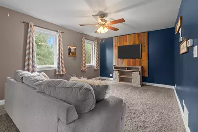 212 Galvin Parkway, Harvard, IL 60033 - Photo 5