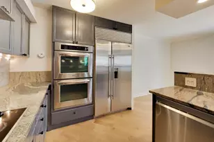 201 E Chestnut St, Chicago, IL 60611 - Photo 3