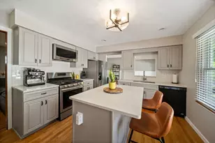 1340 Clyde Dr, Naperville, IL 60565 - Photo 9