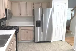 302 Sheffield Dr, Schaumburg, IL 60194 - Photo 5