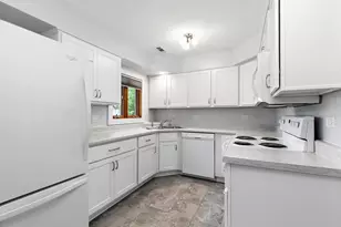 826 Birchwood Dr, Sycamore, IL 60178 - Photo 7