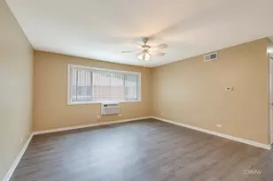 32 N Main St, Glen Ellyn, IL 60137 - Photo 3