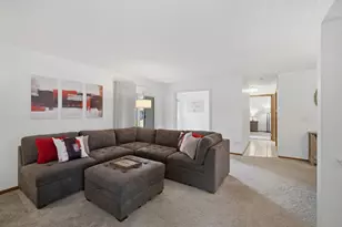 951 Manchester Cir, Schaumburg, IL 60193 - Photo 3