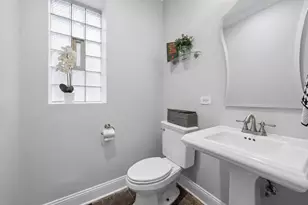 1915 W Wolfram St, Chicago, IL 60657 - Photo 11