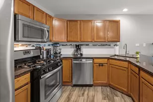 955 Ascot Dr, Elgin, IL 60123 - Photo 7