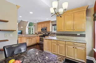 442 Harbor Dr, Carpentersville, IL 60110 - Photo 9