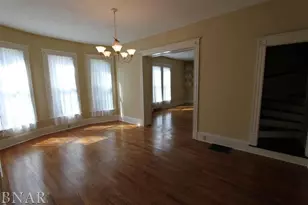 910 Summit St, Bloomington, IL 61701 - Photo 3