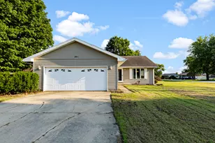 1971 Fleming St, Watseka, IL 60970 - Photo 1