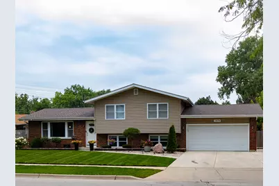 1484 Royal Boulevard, Elgin, IL 60123 - Photo 1
