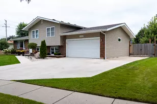 1484 Royal Blvd, Elgin, IL 60123 - Photo 3