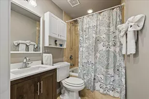 3900 N Pine Grove Ave, Chicago, IL 60613 - Photo 11