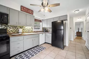 1050 E Kitson Dr, Palatine, IL 60074 - Photo 3