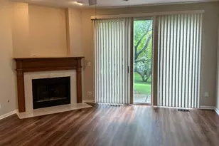 545 Woodcrest Dr, Mundelein, IL 60060 - Photo 3