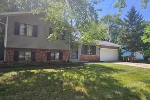 990 Camelot Dr, Crystal Lake, IL 60014 - Photo 1