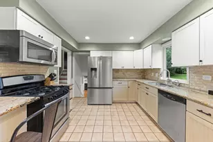 22W524 Birchwood Dr, Glen Ellyn, IL 60137 - Photo 9