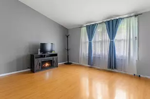 625 Jefferson Ave, Carpentersville, IL 60110 - Photo 3
