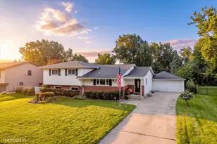 831 Sunnyside Rd, Roselle, IL 60172 - Photo 1