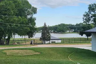 914 Oakleaf Ave, McHenry, IL 60051 - Photo 3