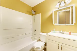 54 Cambridge Ln, Glendale Heights, IL 60139 - Photo 9
