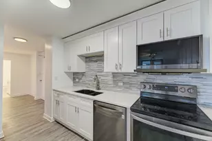 4250 N Marine Dr, Chicago, IL 60613 - Photo 15