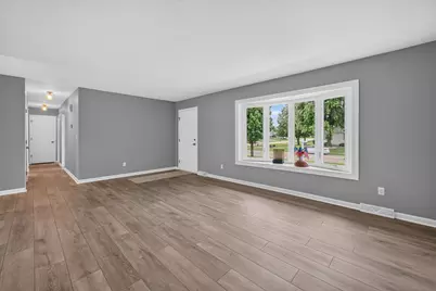 265 W Carol Avenue, Cortland, IL 60112 - Photo 7