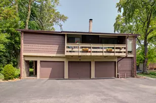 4 W Millstone Ct, Palos Hills, IL 60465 - Photo 1